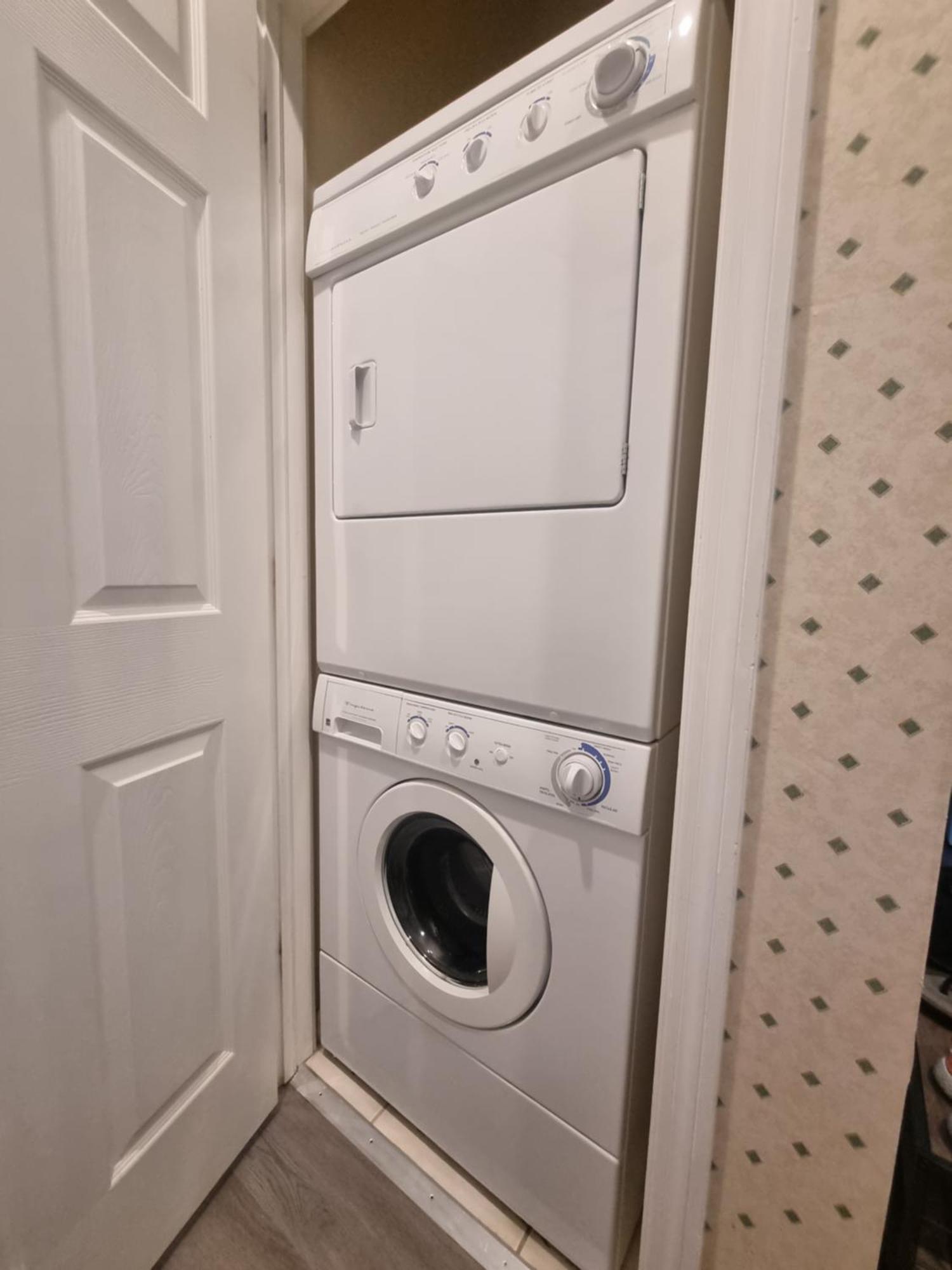 Stunning 2-bedroom Den In Greenlinks Apartment *