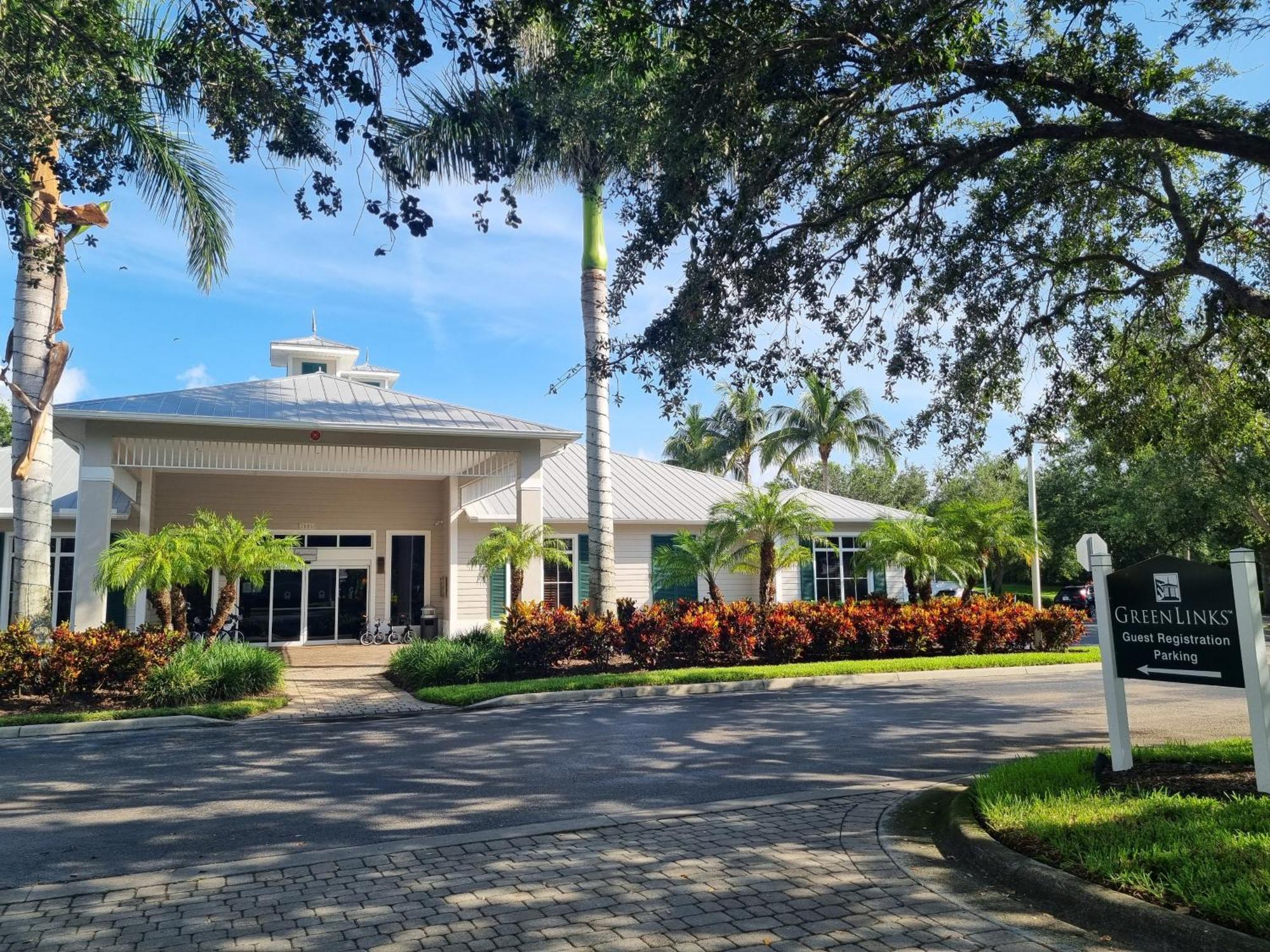 Stunning 2-bedroom Den In Greenlinks * North Naples
