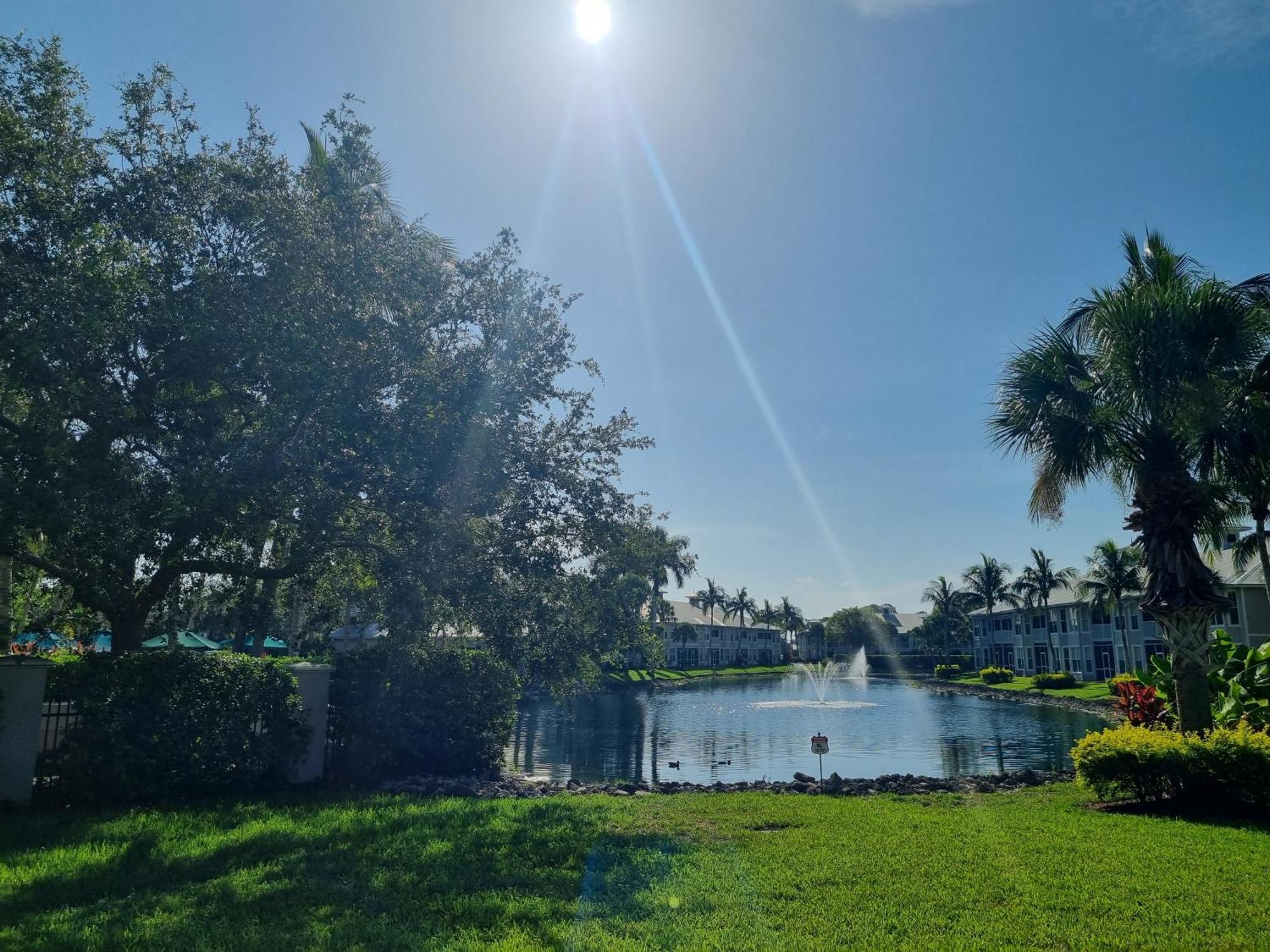 Stunning 2-bedroom Den In Greenlinks North Naples