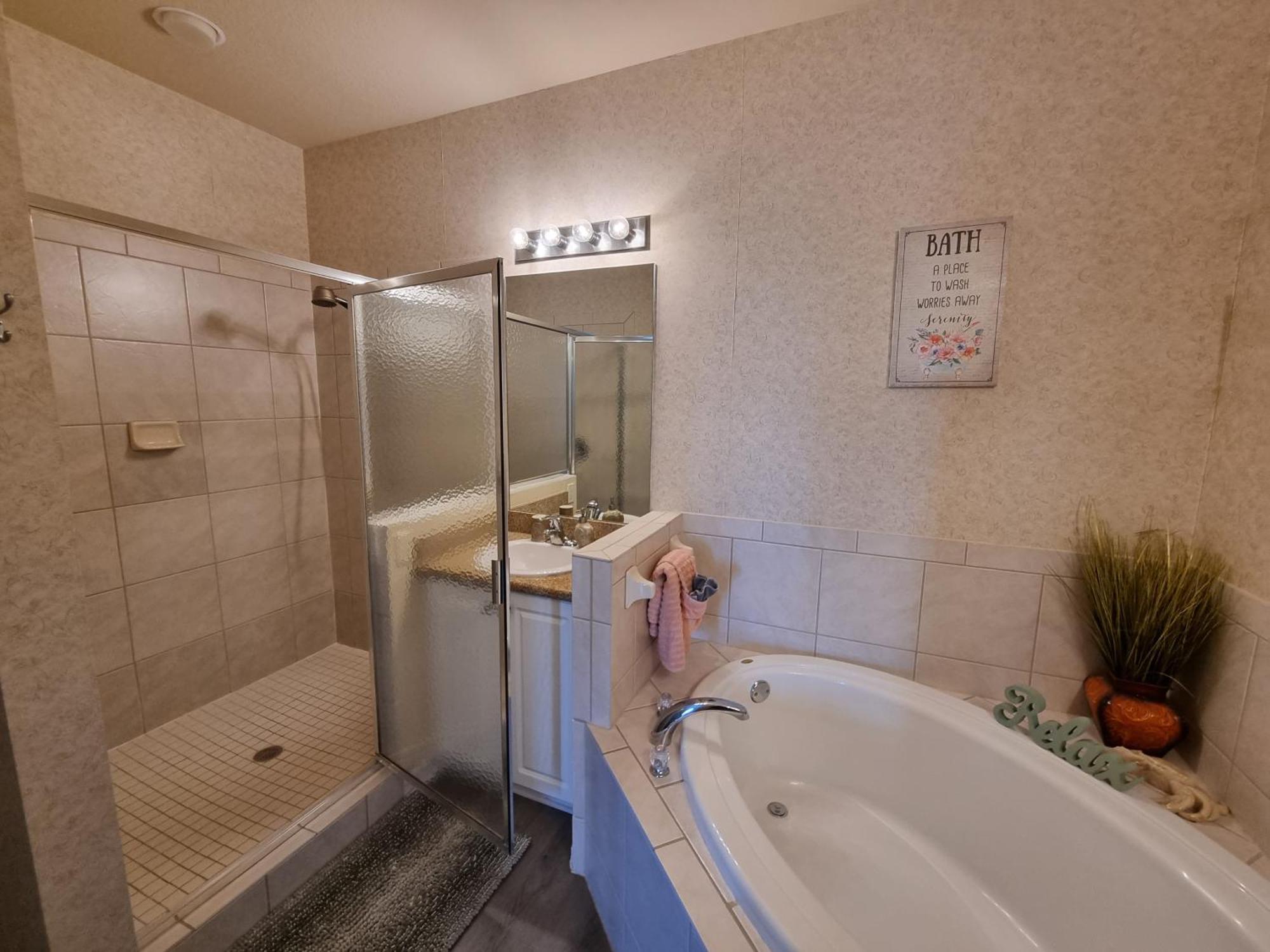 Stunning 2-bedroom Den In Greenlinks Apartment